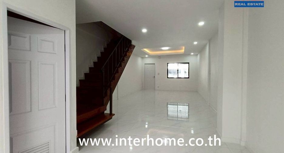 À vendre 2 chambres maison de ville à Khan Na Yao, Bangkok