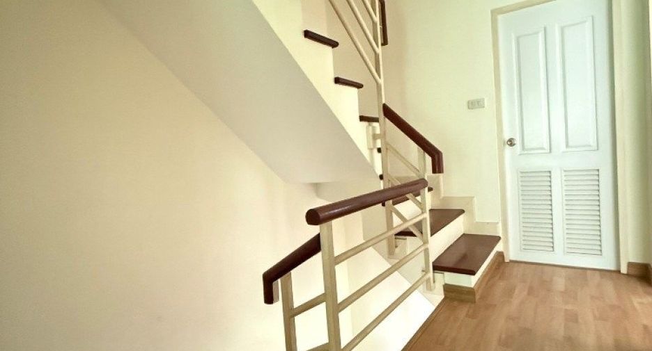 Casa adosada en venta de 3 habitaciones en Mueang Nakhon Pathom, Nakhon Pathom