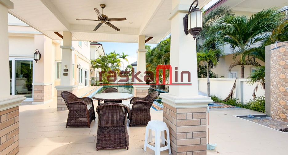 À vendre 4 chambres villa à Huay Yai, Pattaya