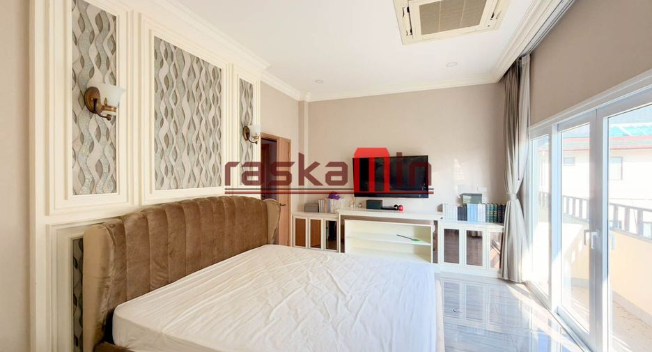 À vendre 4 chambres villa à Huay Yai, Pattaya