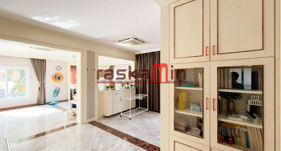 À vendre 4 chambres villa à Huay Yai, Pattaya