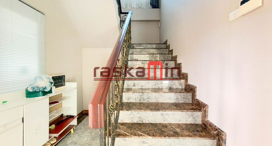 À vendre 4 chambres villa à Huay Yai, Pattaya