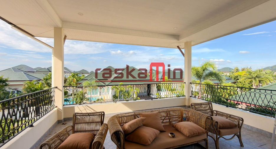 À vendre 4 chambres villa à Huay Yai, Pattaya