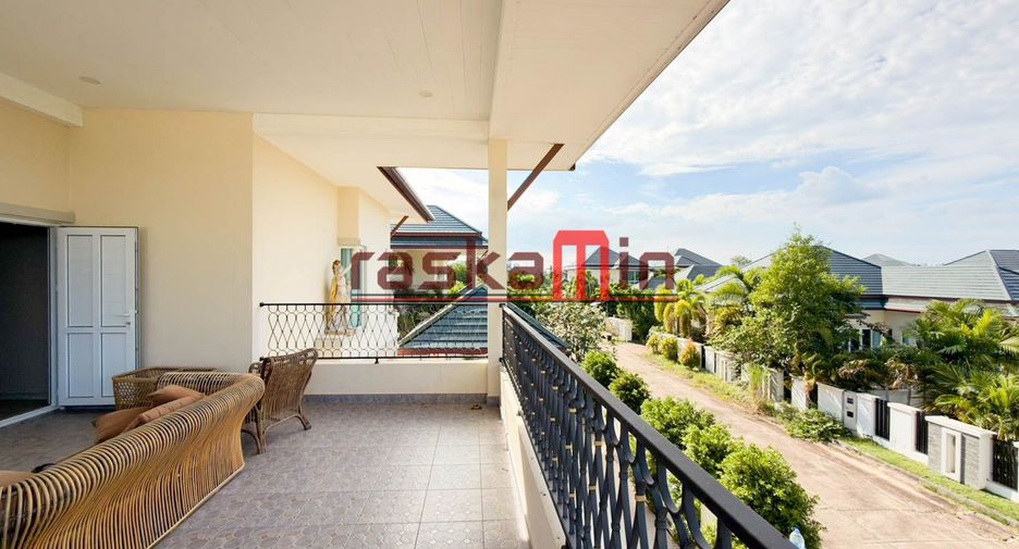 À vendre 4 chambres villa à Huay Yai, Pattaya