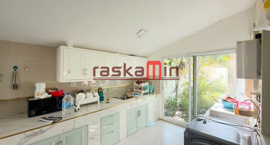 À vendre 4 chambres villa à Huay Yai, Pattaya