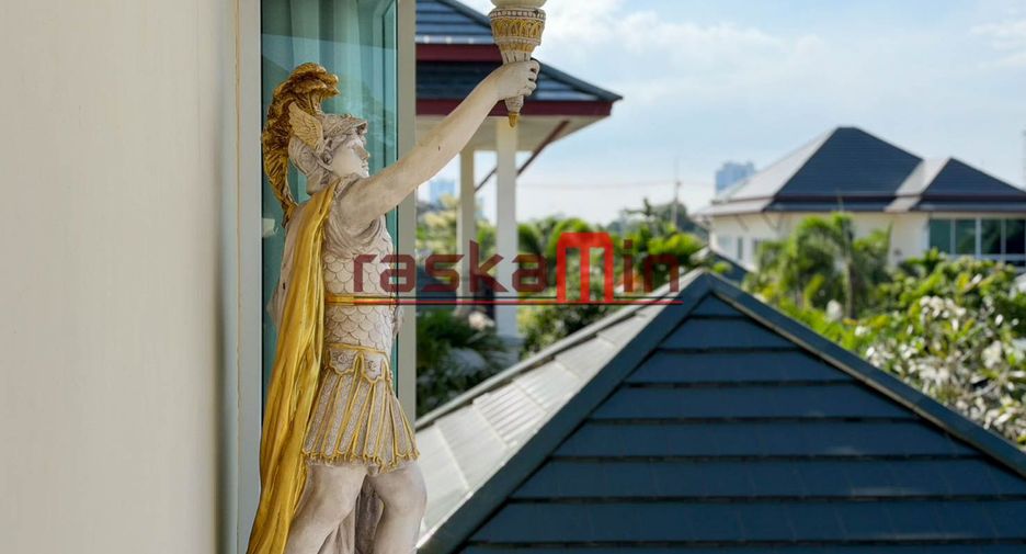 À vendre 4 chambres villa à Huay Yai, Pattaya