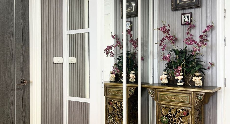 À louer 2 chambres condo à Huai Khwang, Bangkok