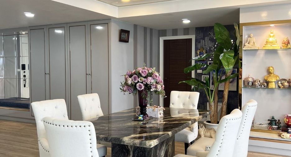 À louer 2 chambres condo à Huai Khwang, Bangkok