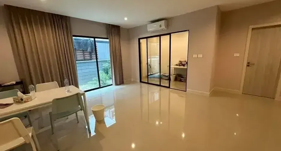 For sale 3 bedrooms townhouse in Saphan Sung, Bangkok