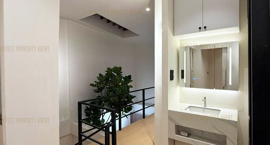 For sale 3 bedrooms townhouse in Chatuchak, Bangkok