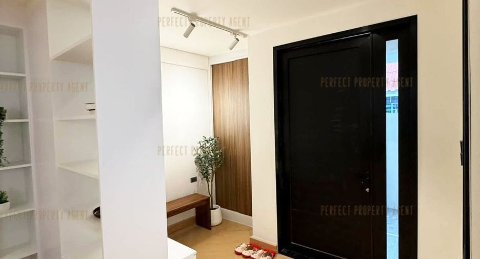 For sale 3 bedrooms townhouse in Chatuchak, Bangkok