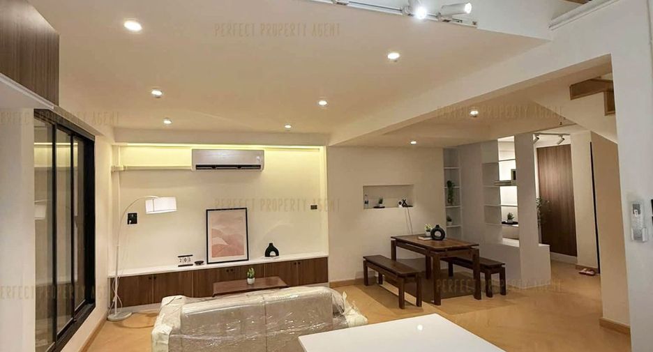 For sale 3 bedrooms townhouse in Chatuchak, Bangkok