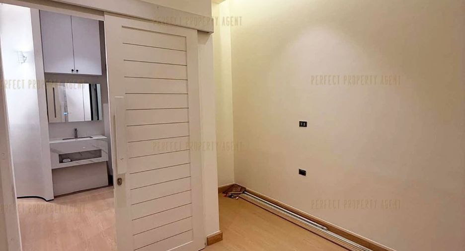 For sale 3 bedrooms townhouse in Chatuchak, Bangkok
