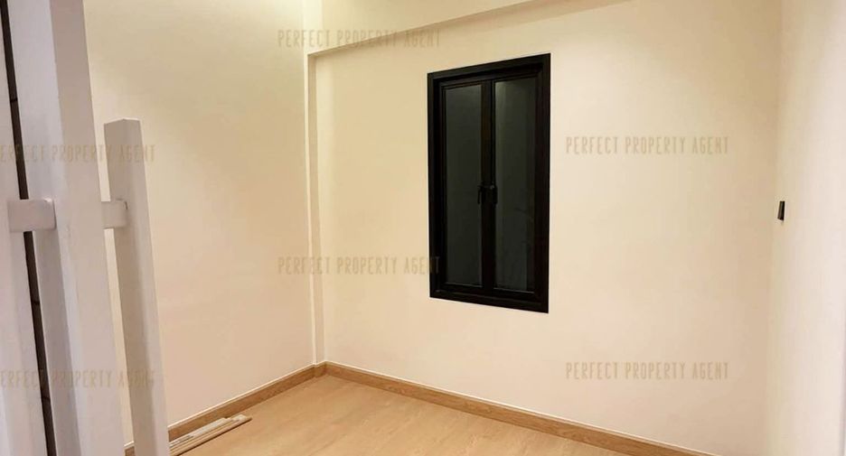 For sale 3 bedrooms townhouse in Chatuchak, Bangkok