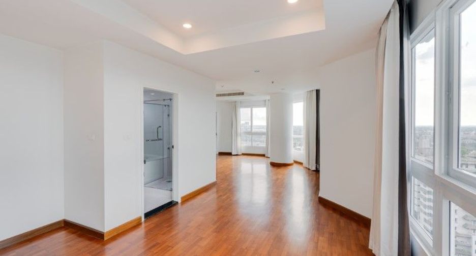 À louer 4 chambres condo à Pak Kret, Nonthaburi
