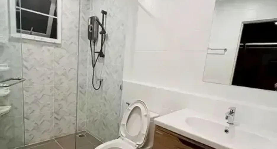 Haus zur Miete und zum Kauf mit 4 Zimmer in Lat Krabang, Bangkok