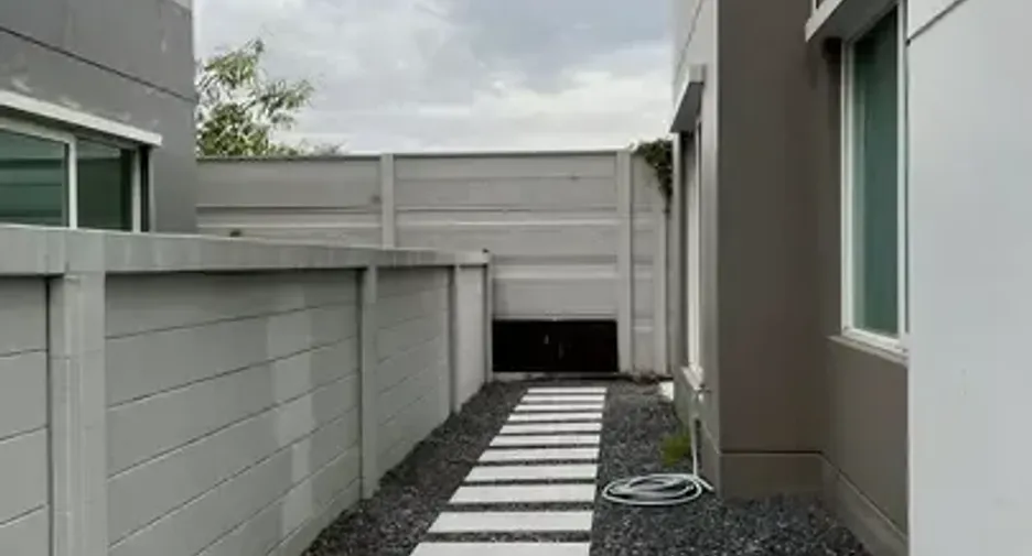 Haus zur Miete und zum Kauf mit 4 Zimmer in Lat Krabang, Bangkok