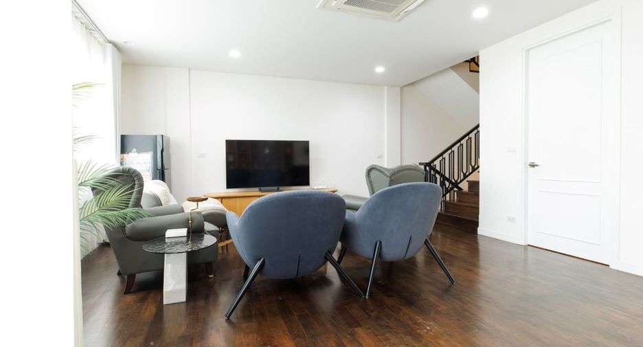 For rent 3 bedrooms townhouse in Yan Nawa, Bangkok
