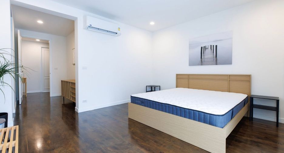 For rent 3 bedrooms townhouse in Yan Nawa, Bangkok