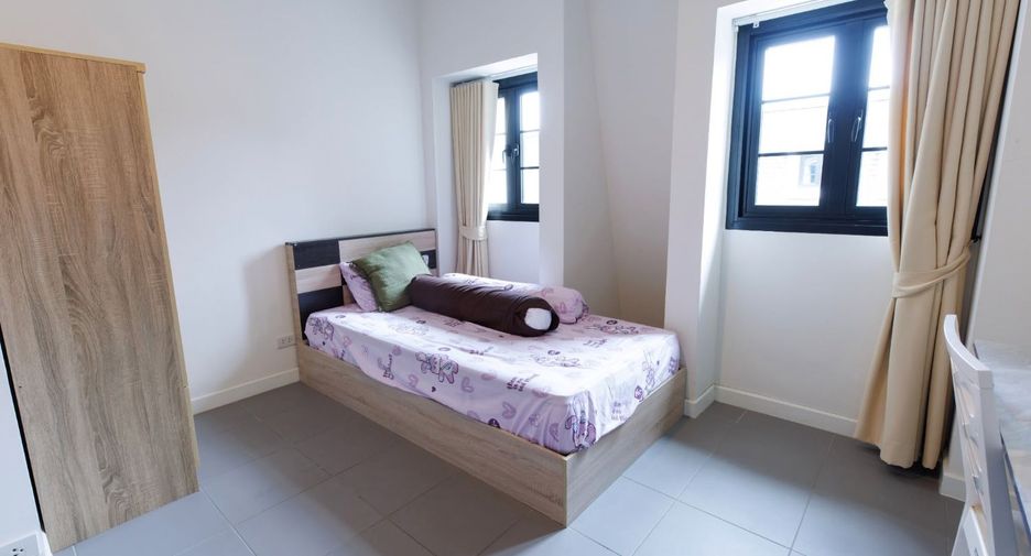 For rent 3 bedrooms townhouse in Yan Nawa, Bangkok