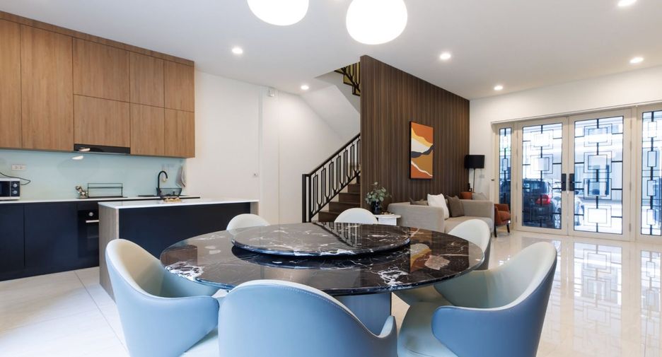 For rent 3 bedrooms townhouse in Yan Nawa, Bangkok