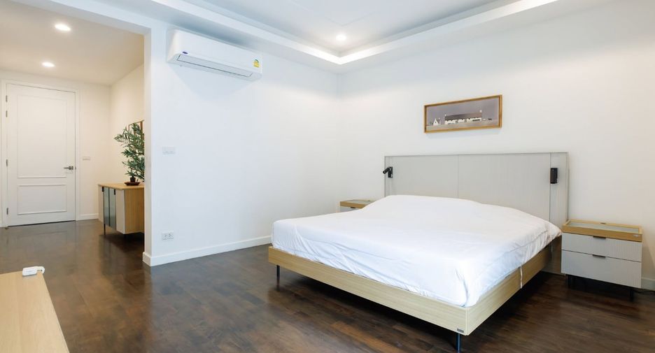 For rent 3 bedrooms townhouse in Yan Nawa, Bangkok