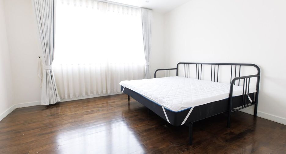 For rent 3 bedrooms townhouse in Yan Nawa, Bangkok