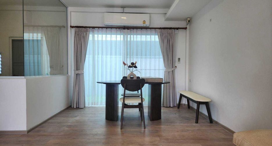 À louer 3 chambres maison de ville à Prawet, Bangkok