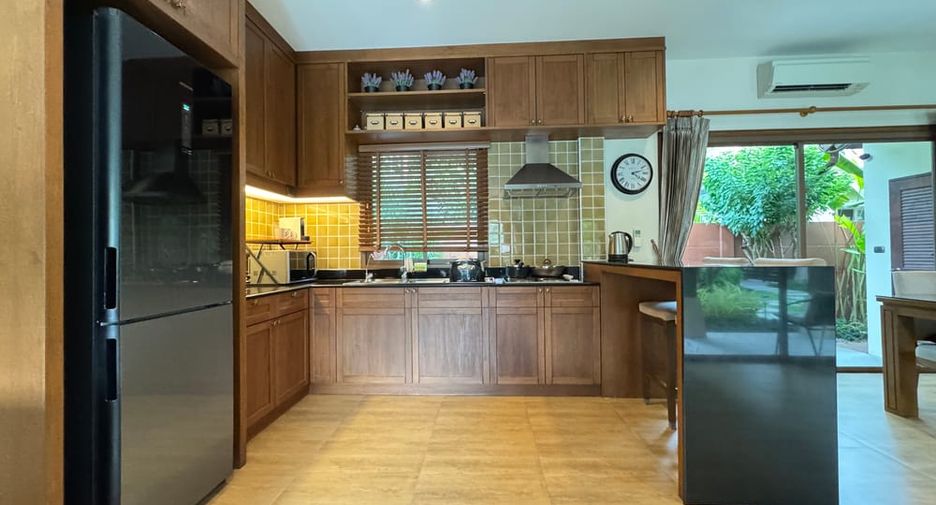 Villa en alquiler y en venta de 4 habitaciones en Bang Lamung, Chonburi