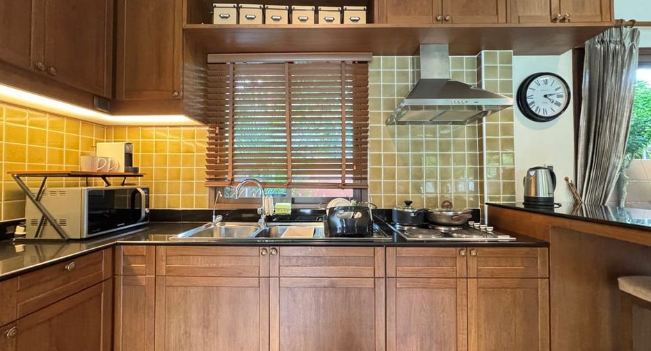 Villa en alquiler y en venta de 4 habitaciones en Bang Lamung, Chonburi