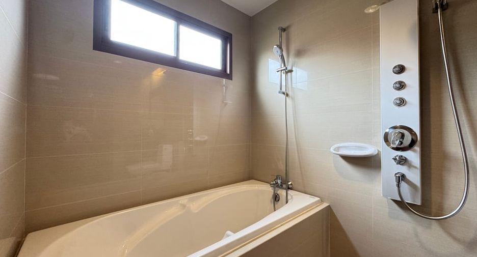 Villa en alquiler y en venta de 4 habitaciones en Bang Lamung, Chonburi