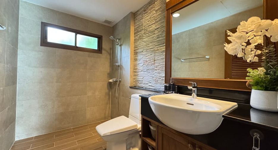 Villa en alquiler y en venta de 4 habitaciones en Bang Lamung, Chonburi