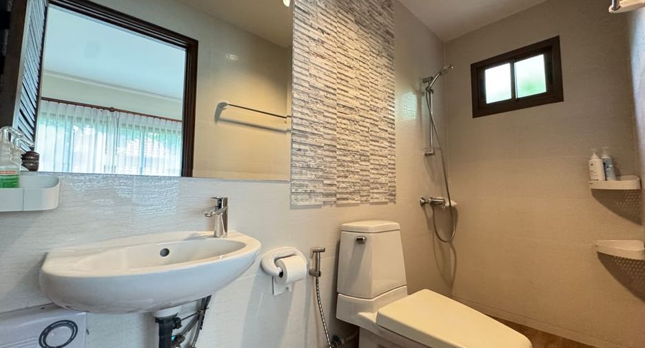 Villa en alquiler y en venta de 4 habitaciones en Bang Lamung, Chonburi