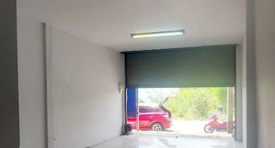 出售 1 卧室 联排别墅 在 Phanat Nikhom, Chon Buri
