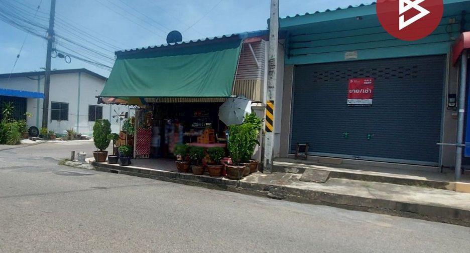 出售 1 卧室 联排别墅 在 Phanat Nikhom, Chon Buri