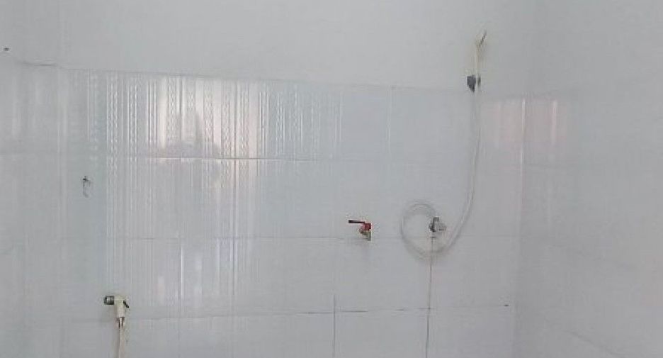 出售 1 卧室 联排别墅 在 Phanat Nikhom, Chon Buri