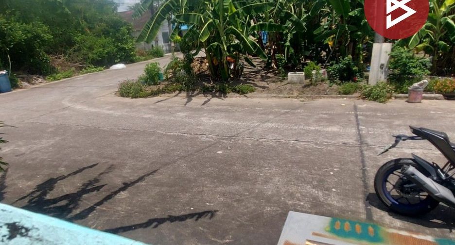 出售 1 卧室 联排别墅 在 Phanat Nikhom, Chon Buri