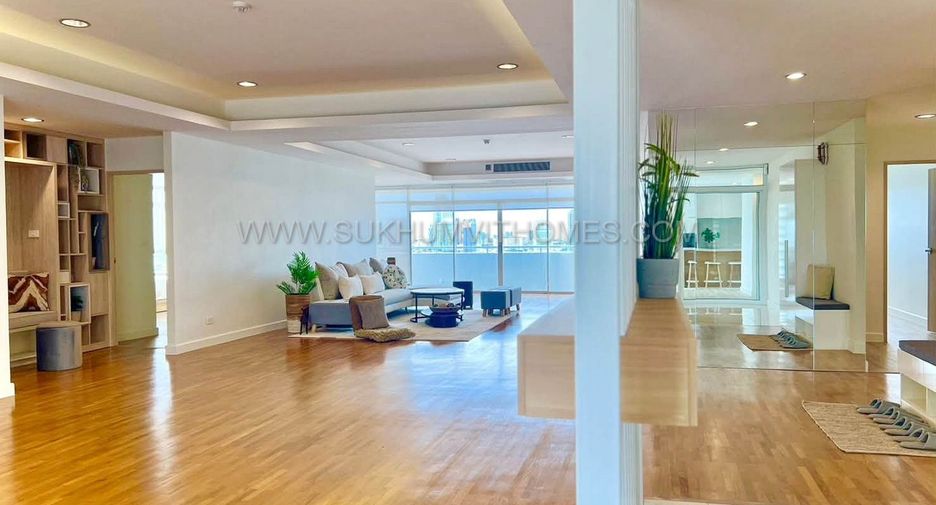 For sale 4 bedrooms condo in Watthana, Bangkok