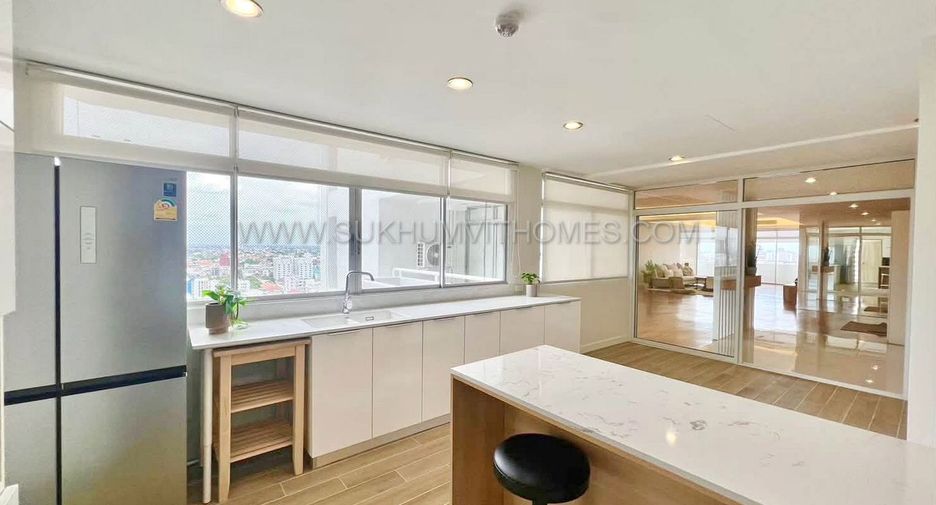 For sale 4 bedrooms condo in Watthana, Bangkok