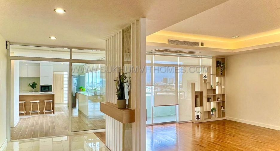 For sale 4 bedrooms condo in Watthana, Bangkok