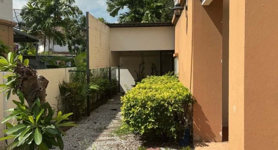 For sale 3 bedrooms house in Ban Pho, Chachoengsao