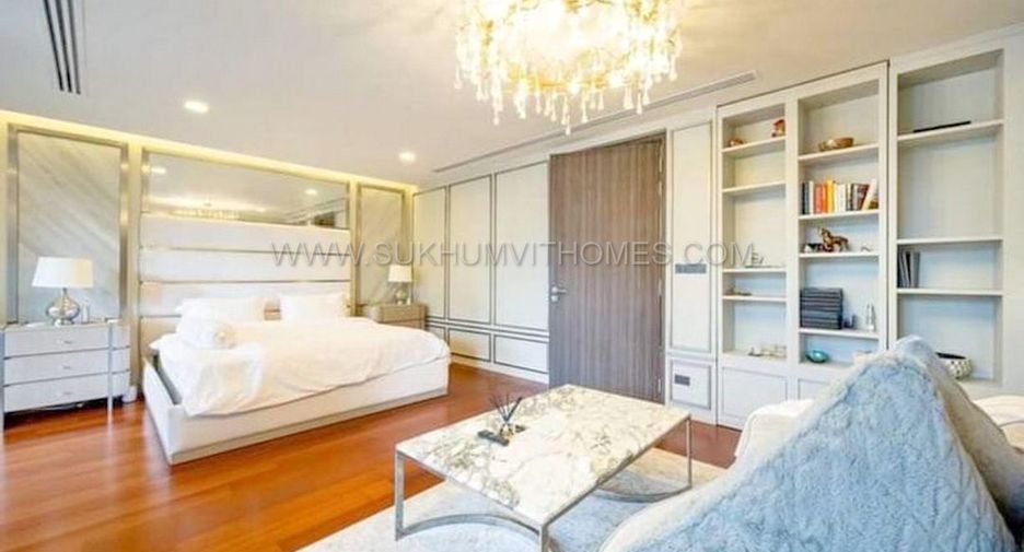 For rent and for sale 4 bedrooms townhouse in Watthana, Bangkok