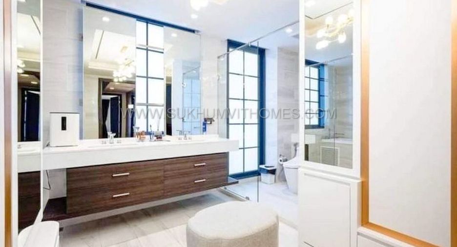 For rent and for sale 4 bedrooms townhouse in Watthana, Bangkok