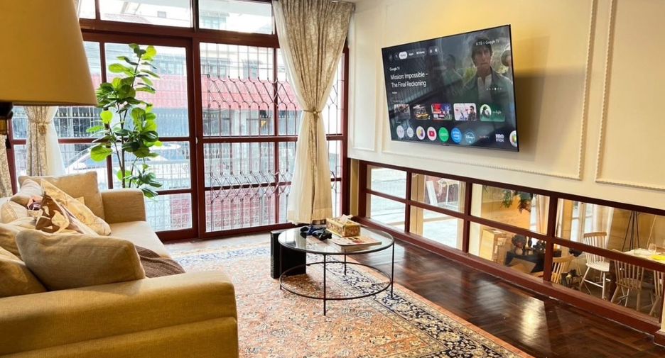 Casa en alquiler de 5 habitaciones en Huai Khwang, Bangkok