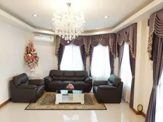 Casa en alquiler de 6 habitaciones en San Sai, Chiang Mai