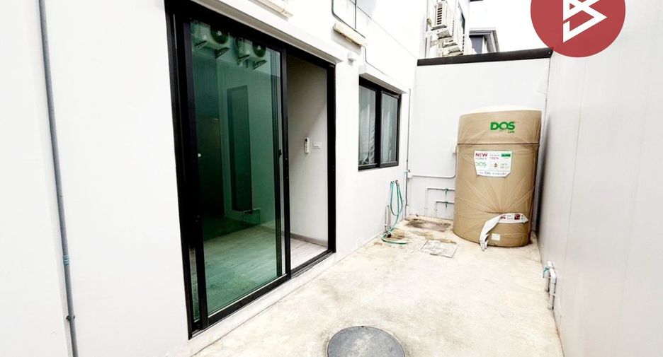 Casa adosada en venta de 4 habitaciones en Bang Phli, Samut Prakan