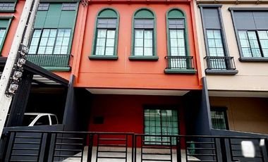 Casa adosada en venta de 4 habitaciones en Bang Phli, Samut Prakan