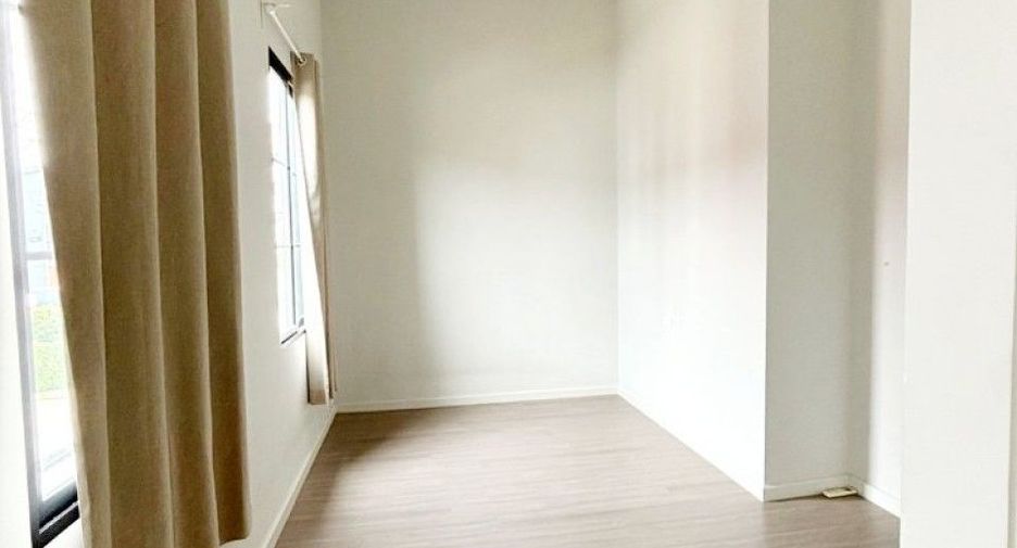 Casa adosada en venta de 4 habitaciones en Bang Phli, Samut Prakan