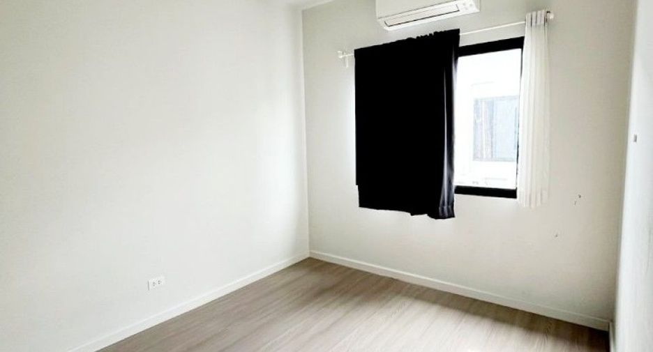 Casa adosada en venta de 4 habitaciones en Bang Phli, Samut Prakan