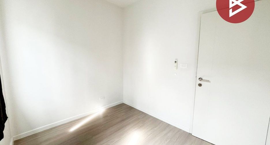 Casa adosada en venta de 4 habitaciones en Bang Phli, Samut Prakan